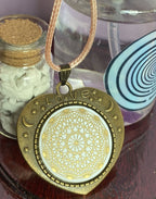 Amulett – bronzefarben, Lakhovsky MWOn Symbol, Disc in weiß 25 mm, goldlegiert, kupferunterlegt – Produktansicht 1
