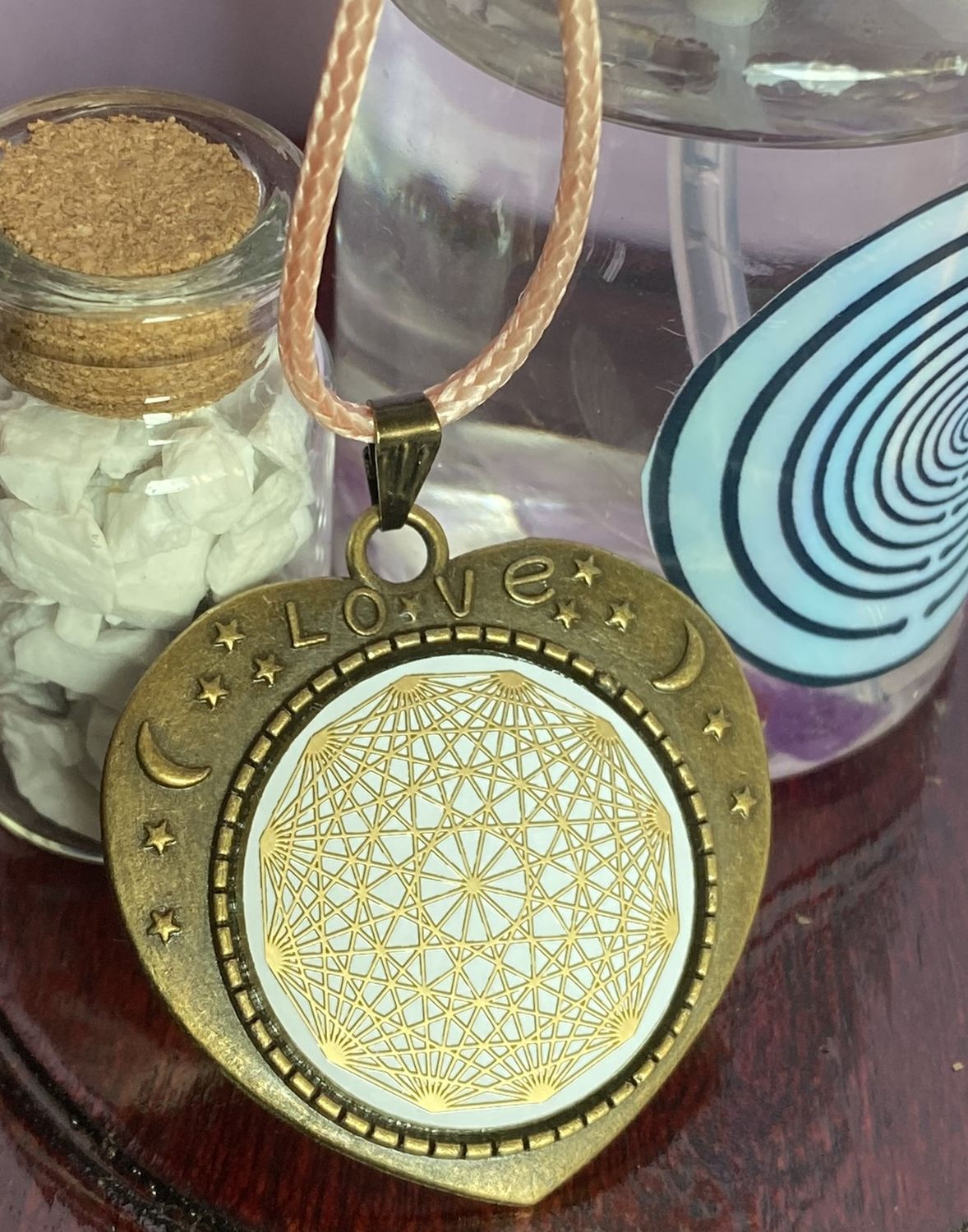 Amulett – bronzefarben, Lakhovsky MWOn Symbol, Disc in weiß 25 mm, goldlegiert, kupferunterlegt – Produktansicht 1