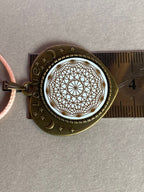 Amulett – bronzefarben, Lakhovsky MWOn Symbol, Disc in weiß 25 mm, goldlegiert, kupferunterlegt – Produktansicht 1