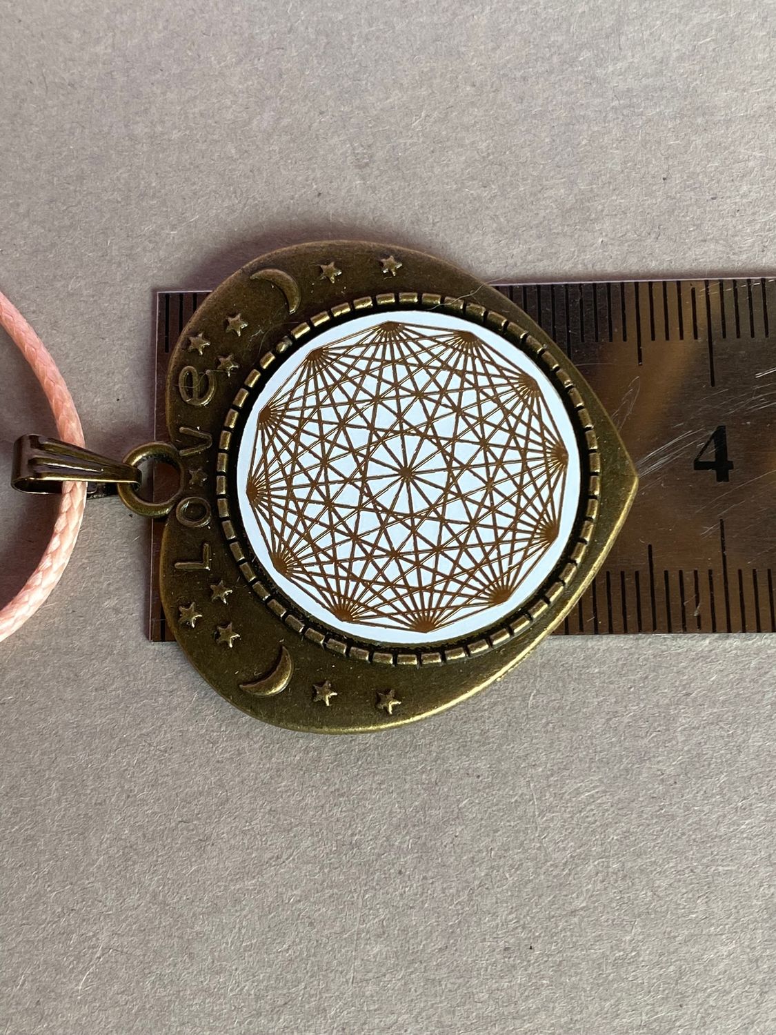 Amulett – bronzefarben, Lakhovsky MWOn Symbol, Disc in weiß 25 mm, goldlegiert, kupferunterlegt – Produktansicht 1