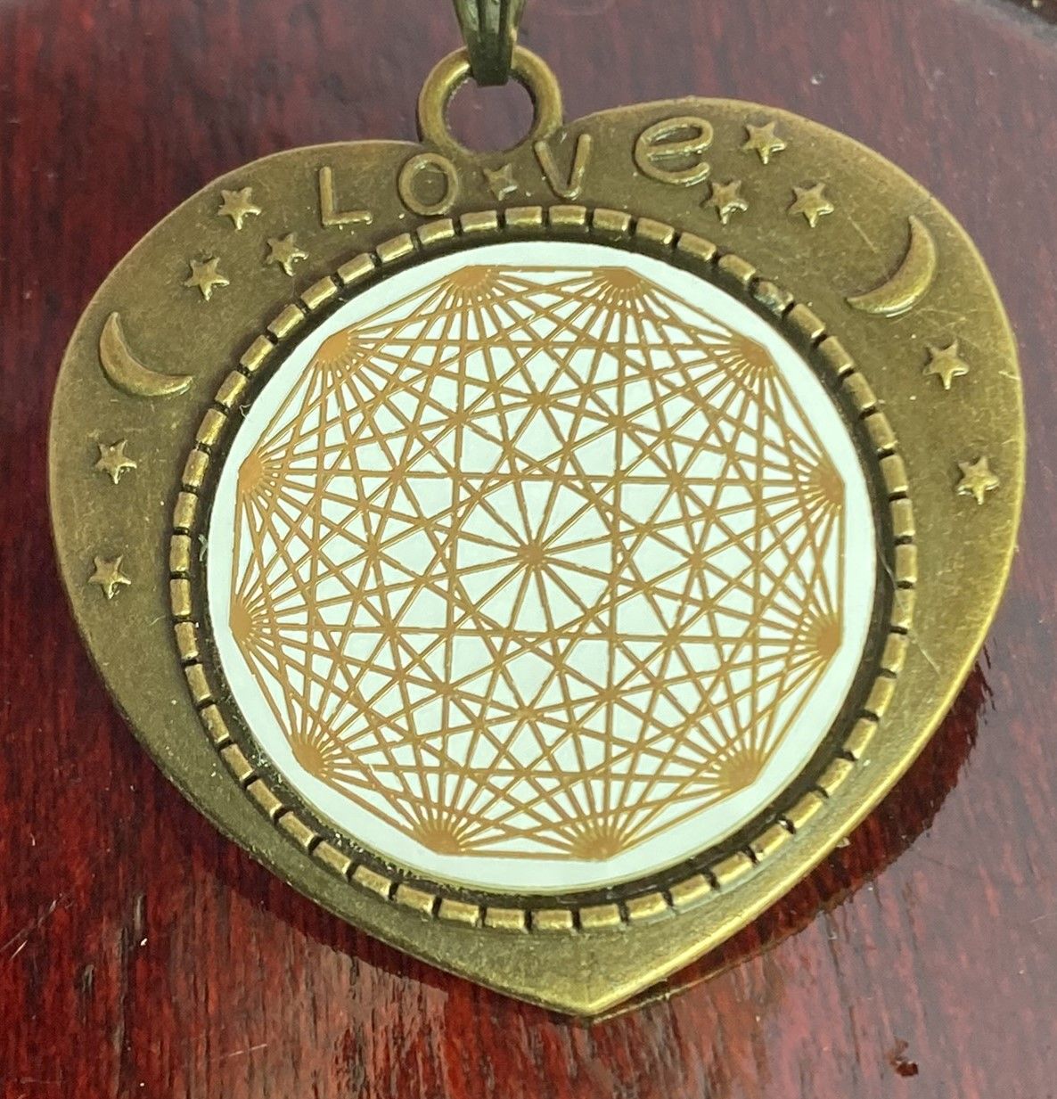 Amulett – bronzefarben, Lakhovsky MWOn Symbol, Disc in weiß 25 mm, goldlegiert, kupferunterlegt – Produktansicht 1