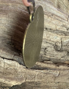 Amulett – bronzefarben, Lakhovsky MWOn Symbol, Disc in weiß 25 mm, goldlegiert, kupferunterlegt – Produktansicht 1