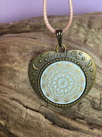 Amulett – bronzefarben, Lakhovsky MWOn Symbol, Disc in weiß 25 mm, goldlegiert, kupferunterlegt – Produktansicht 1