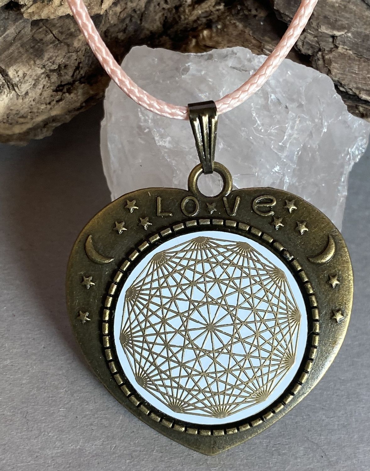 Amulett – bronzefarben, Lakhovsky MWOn Symbol, Disc in weiß 25 mm, goldlegiert, kupferunterlegt – Produktansicht 1