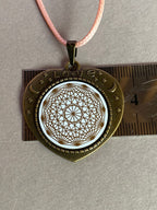 Amulett – bronzefarben, Lakhovsky MWOn Symbol, Disc in weiß 25 mm, goldlegiert, kupferunterlegt – Produktansicht 1