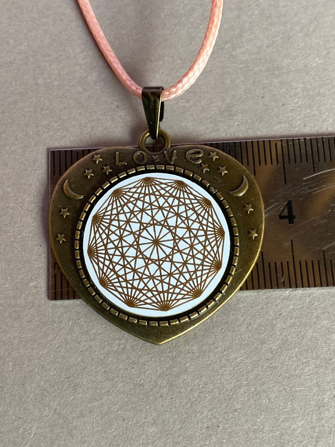 Amulett – bronzefarben, Lakhovsky MWOn Symbol, Disc in weiß 25 mm, goldlegiert, kupferunterlegt – Produktansicht 1