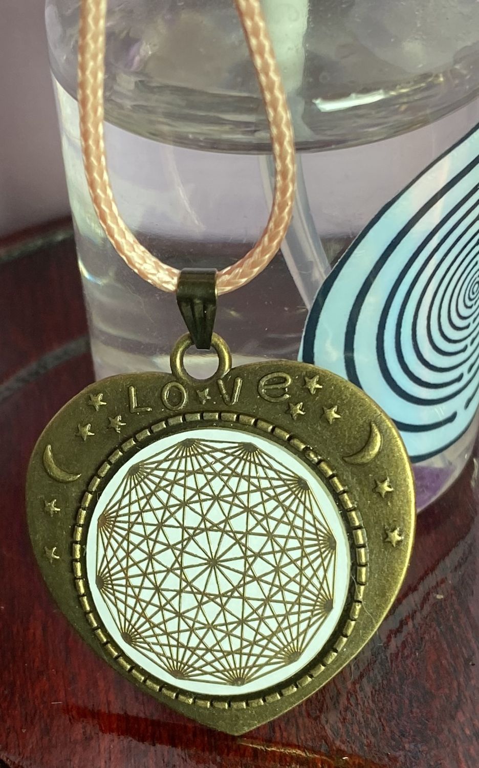 Amulett – bronzefarben, Lakhovsky MWOn Symbol, Disc in weiß 25 mm, goldlegiert, kupferunterlegt – Produktansicht 1
