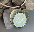 Amulett – bronzefarben, Lakhovsky MWOn Symbol, Disc in weiß 25 mm, goldlegiert, kupferunterlegt – Produktansicht 1