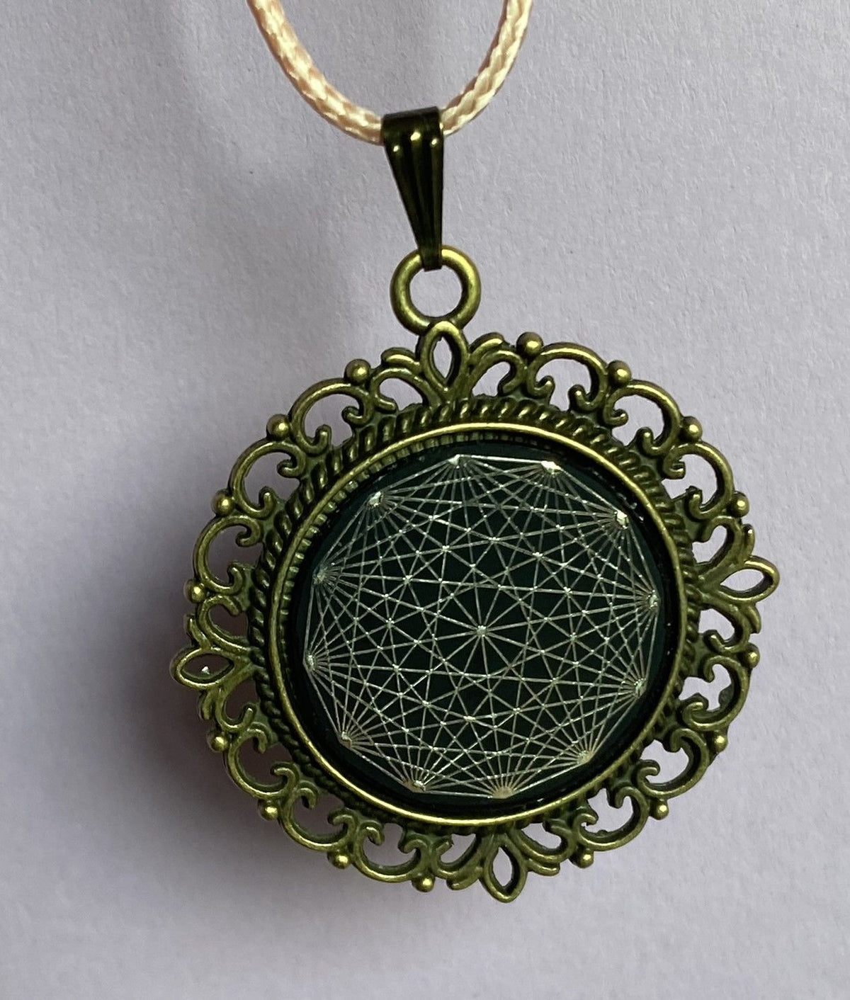 Amulett – Lakhovsky MWO – 25 mm / zinnlegiert / schwarz – Produktansicht 1