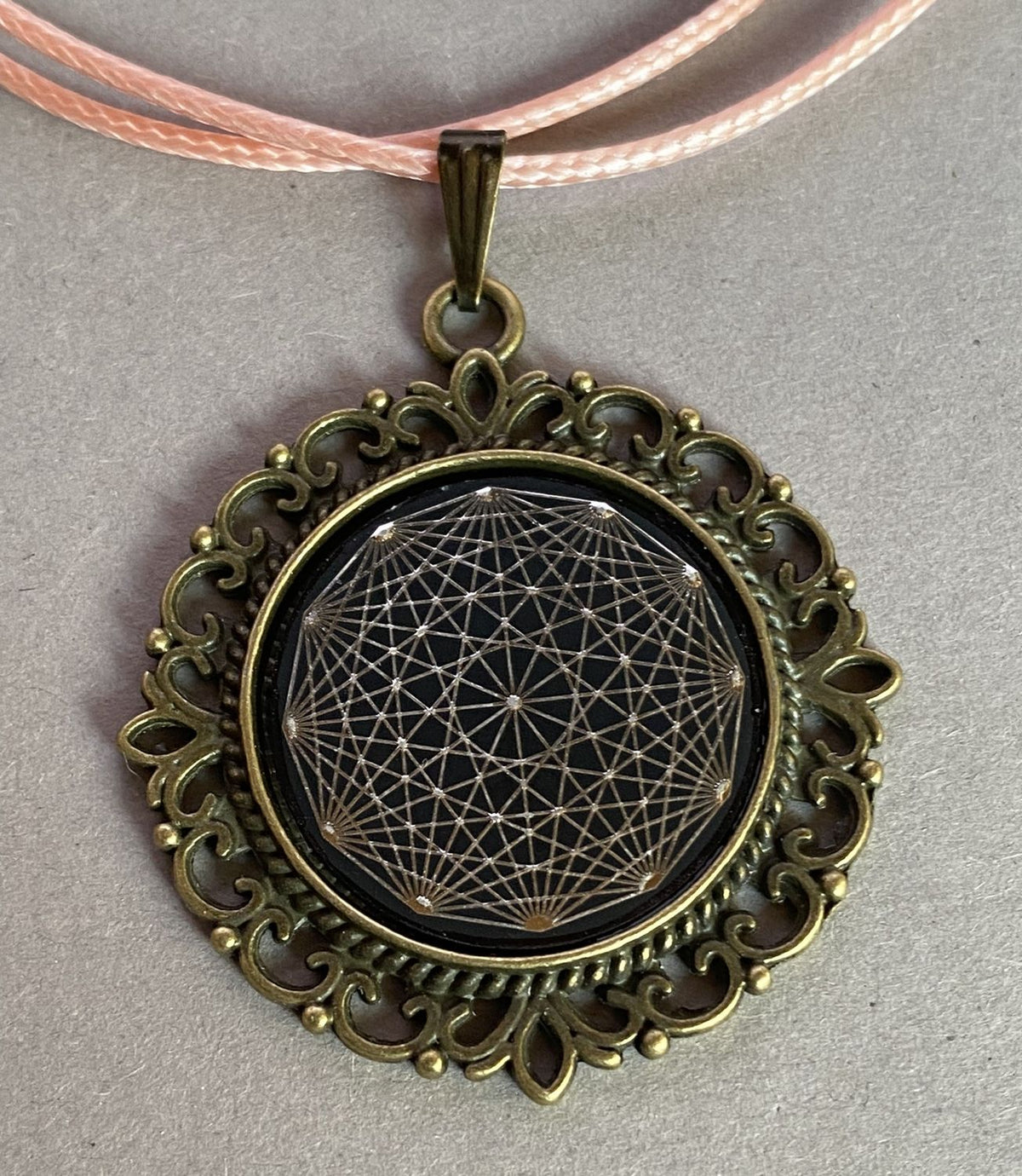 Amulett – Lakhovsky MWO – 25 mm / zinnlegiert / schwarz – Produktansicht 1