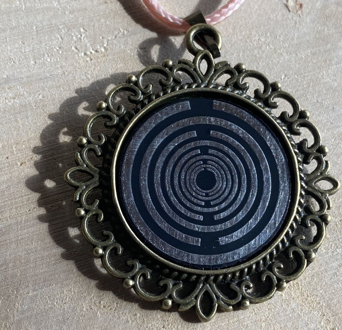 Amulett – bronzefarben, Lakhovsky MWOn Symbol, Disc in schwarz 25 mm, zinnlegiert, kupferunterlegt – Produktansicht 1