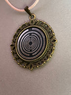 Amulett – bronzefarben, Lakhovsky MWOn Symbol, Disc in schwarz 25 mm, zinnlegiert, kupferunterlegt – Produktansicht 1