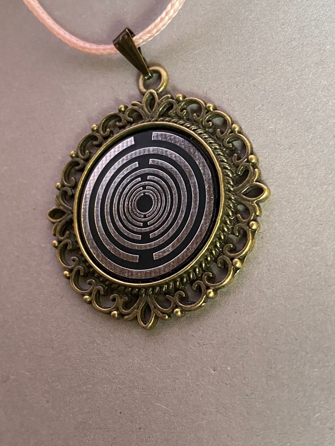 Amulett – bronzefarben, Lakhovsky MWOn Symbol, Disc in schwarz 25 mm, zinnlegiert, kupferunterlegt – Produktansicht 1