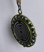 Amulett – bronzefarben, Lakhovsky MWOn Symbol, Disc in schwarz 25 mm, zinnlegiert, kupferunterlegt – Produktansicht 1