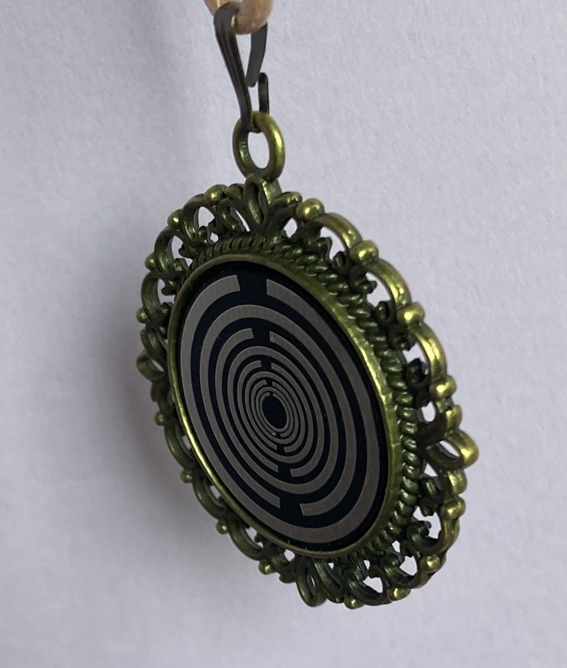 Amulett – bronzefarben, Lakhovsky MWOn Symbol, Disc in schwarz 25 mm, zinnlegiert, kupferunterlegt – Produktansicht 1