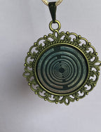 Amulett – bronzefarben, Lakhovsky MWOn Symbol, Disc in schwarz 25 mm, zinnlegiert, kupferunterlegt – Produktansicht 1