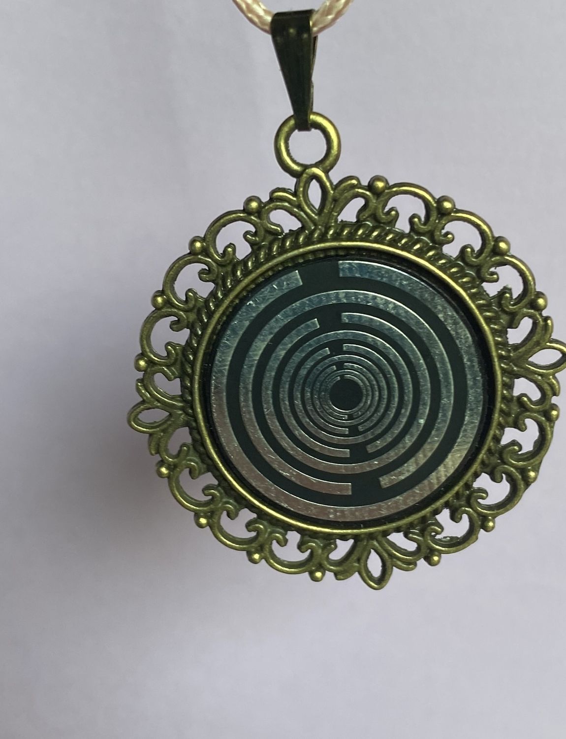 Amulett – bronzefarben, Lakhovsky MWOn Symbol, Disc in schwarz 25 mm, zinnlegiert, kupferunterlegt – Produktansicht 1