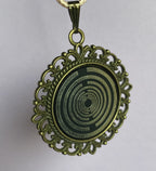 Amulett – bronzefarben, Lakhovsky MWOn Symbol, Disc in schwarz 25 mm, zinnlegiert, kupferunterlegt – Produktansicht 1
