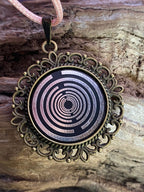 Amulett – bronzefarben, Lakhovsky MWOn Symbol, Disc in schwarz 25 mm, zinnlegiert, kupferunterlegt – Produktansicht 1