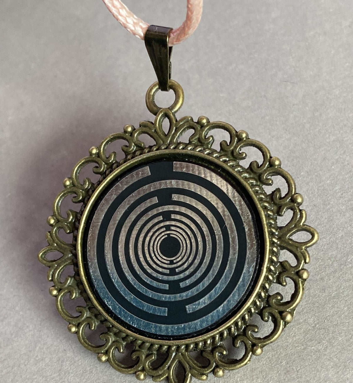 Amulett – bronzefarben, Lakhovsky MWOn Symbol, Disc in schwarz 25 mm, zinnlegiert, kupferunterlegt – Produktansicht 1