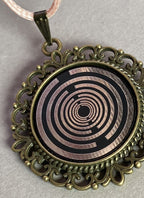 Amulett – bronzefarben, Lakhovsky MWOn Symbol, Disc in schwarz 25 mm, zinnlegiert, kupferunterlegt – Produktansicht 1
