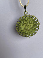 Amulett – bronzefarben, Lakhovsky MWOn Symbol, Disc in schwarz 25 mm, zinnlegiert, kupferunterlegt – Produktansicht 1