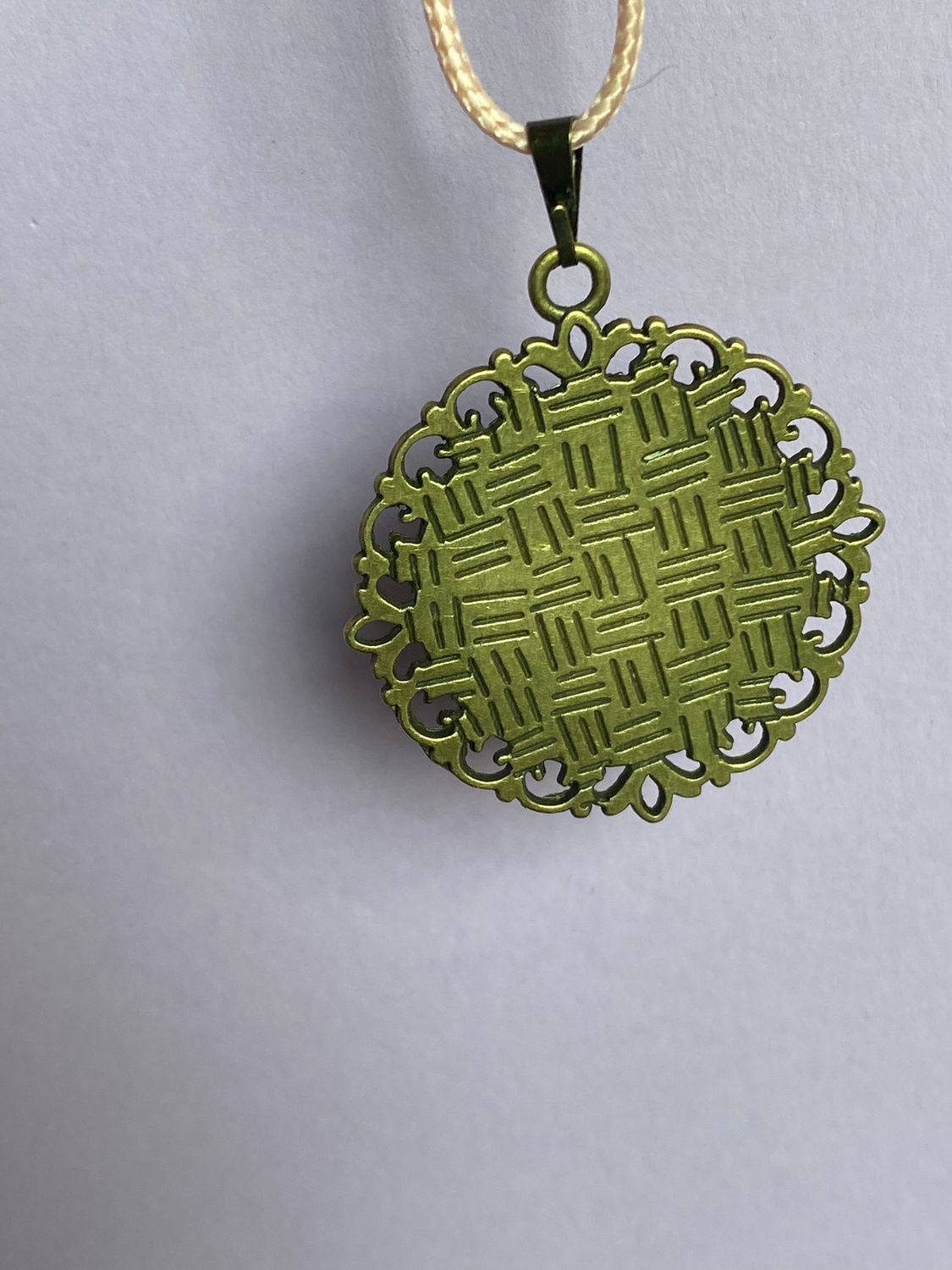 Amulett – bronzefarben, Lakhovsky MWOn Symbol, Disc in schwarz 25 mm, zinnlegiert, kupferunterlegt – Produktansicht 1