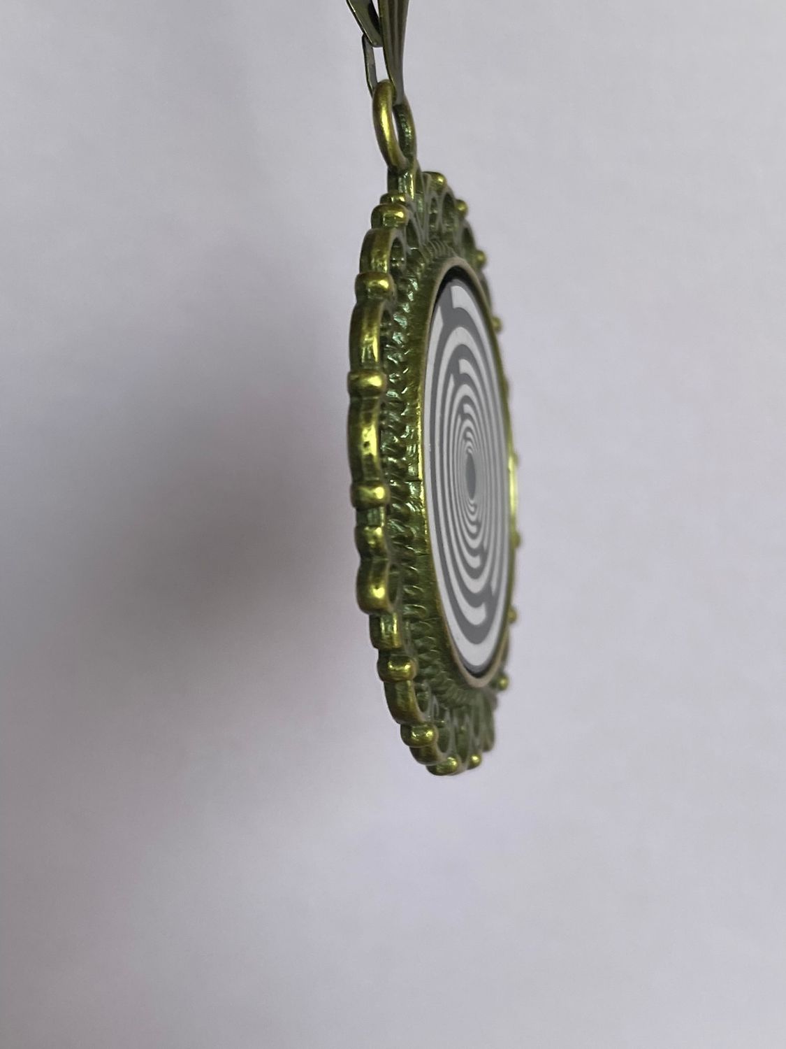 Amulett – bronzefarben, Lakhovsky MWOn Symbol, Disc in schwarz 25 mm, zinnlegiert, kupferunterlegt – Produktansicht 1