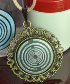 Amulett – bronzefarben, Lakhovsky MWOn Symbol, Disc in schwarz 25 mm, zinnlegiert, kupferunterlegt – Produktansicht 1