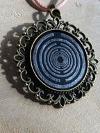Amulett – bronzefarben, Lakhovsky MWOn Symbol, Disc in schwarz 25 mm, zinnlegiert, kupferunterlegt – Produktansicht 1