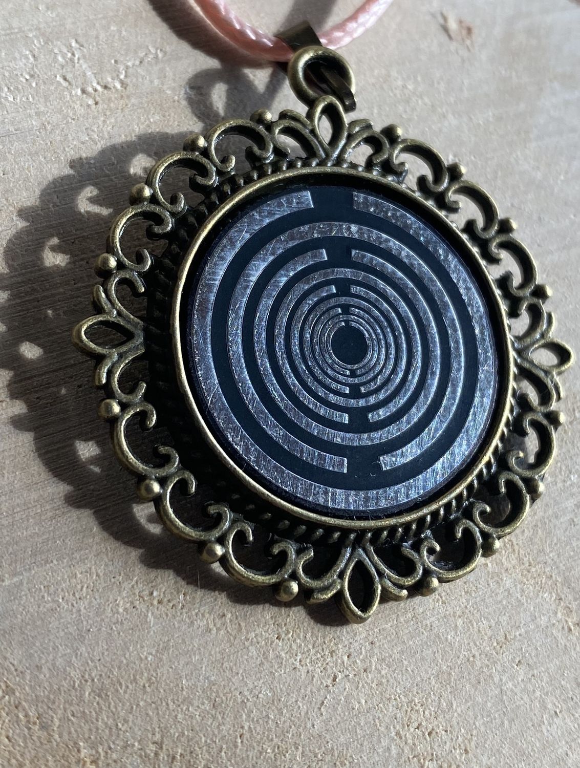 Amulett – bronzefarben, Lakhovsky MWOn Symbol, Disc in schwarz 25 mm, zinnlegiert, kupferunterlegt – Produktansicht 1