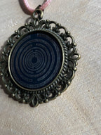 Amulett – bronzefarben, Lakhovsky MWOn Symbol, Disc in schwarz 25 mm, zinnlegiert, kupferunterlegt – Produktansicht 1