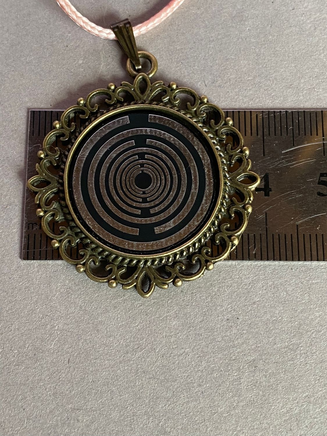 Amulett – bronzefarben, Lakhovsky MWOn Symbol, Disc in schwarz 25 mm, zinnlegiert, kupferunterlegt – Produktansicht 1