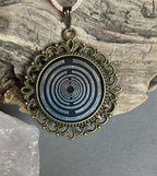 Amulett – bronzefarben, Lakhovsky MWOn Symbol, Disc in schwarz 25 mm, zinnlegiert, kupferunterlegt – Produktansicht 1