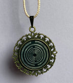 Amulett – bronzefarben, Lakhovsky MWOn Symbol, Disc in schwarz 25 mm, zinnlegiert, kupferunterlegt – Produktansicht 1