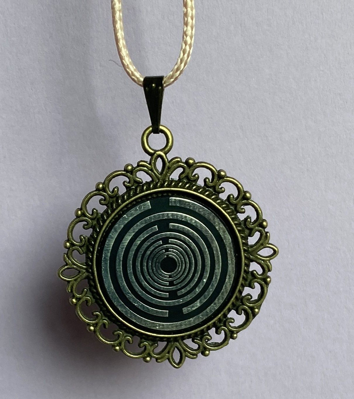 Amulett – bronzefarben, Lakhovsky MWOn Symbol, Disc in schwarz 25 mm, zinnlegiert, kupferunterlegt – Produktansicht 1