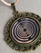 Amulett – bronzefarben, Lakhovsky MWOn Symbol, Disc in schwarz 25 mm, zinnlegiert, kupferunterlegt – Produktansicht 1