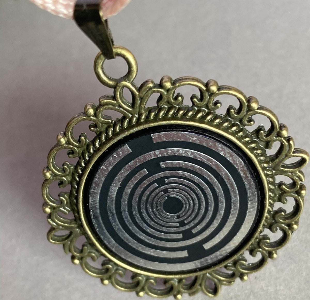 Amulett – bronzefarben, Lakhovsky MWOn Symbol, Disc in schwarz 25 mm, zinnlegiert, kupferunterlegt – Produktansicht 1