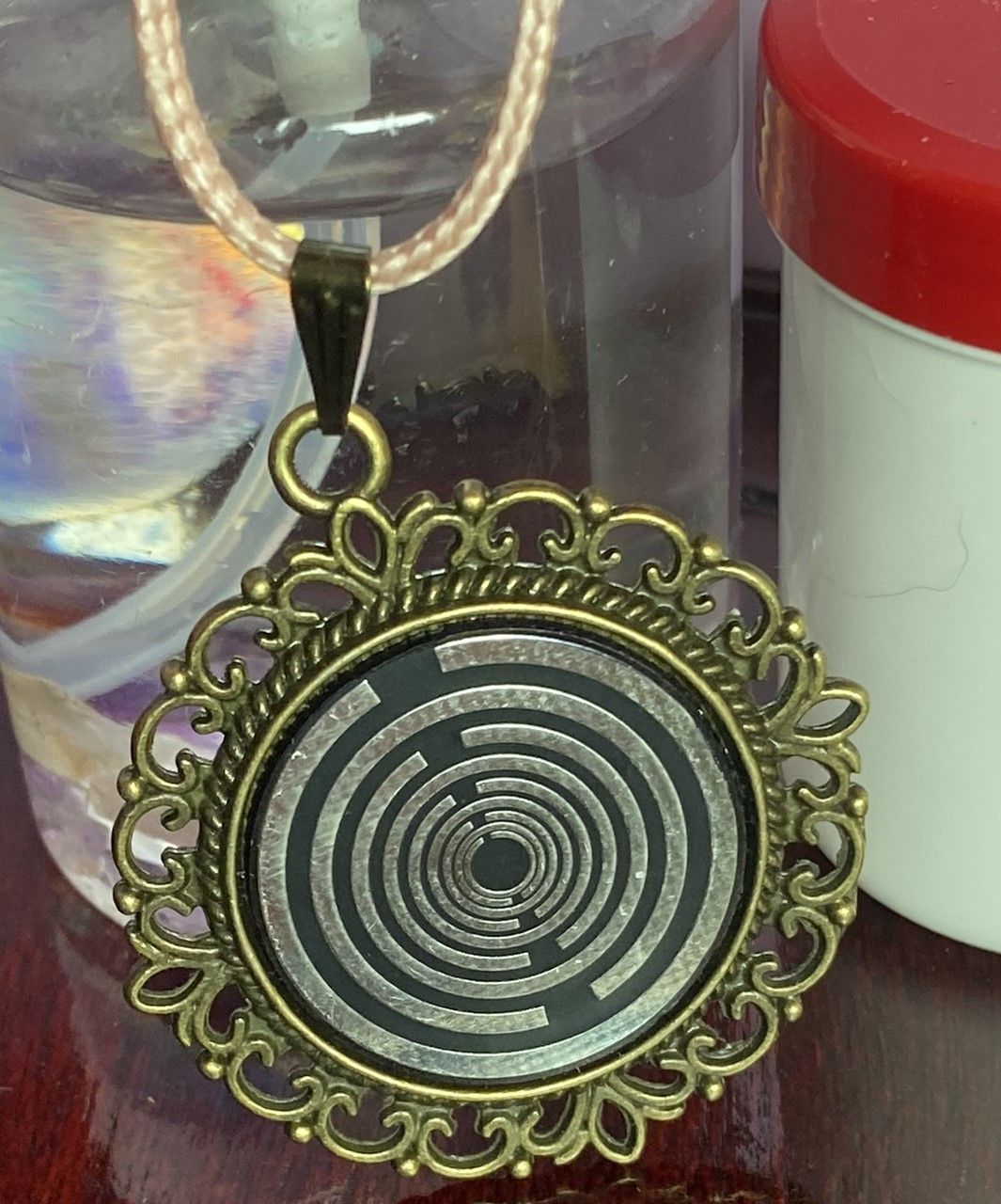 Amulett – bronzefarben, Lakhovsky MWOn Symbol, Disc in schwarz 25 mm, zinnlegiert, kupferunterlegt – Produktansicht 1