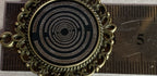 Amulett – bronzefarben, Lakhovsky MWOn Symbol, Disc in schwarz 25 mm, zinnlegiert, kupferunterlegt – Produktansicht 1