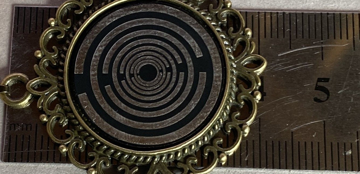 Amulett – bronzefarben, Lakhovsky MWOn Symbol, Disc in schwarz 25 mm, zinnlegiert, kupferunterlegt – Produktansicht 1