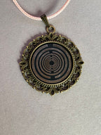 Amulett – bronzefarben, Lakhovsky MWOn Symbol, Disc in schwarz 25 mm, zinnlegiert, kupferunterlegt – Produktansicht 1