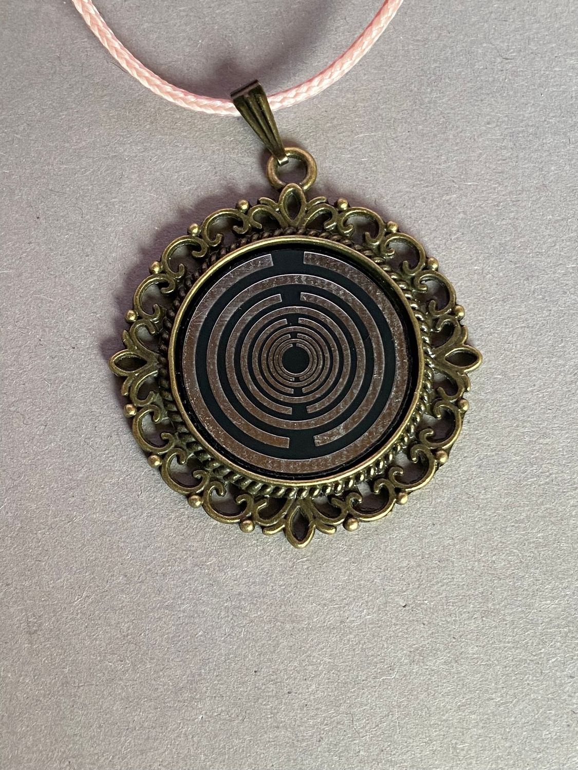 Amulett – bronzefarben, Lakhovsky MWOn Symbol, Disc in schwarz 25 mm, zinnlegiert, kupferunterlegt – Produktansicht 1
