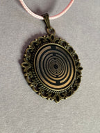 Amulett – bronzefarben, Lakhovsky MWOn Symbol, Disc in schwarz 25 mm, zinnlegiert, kupferunterlegt – Produktansicht 1