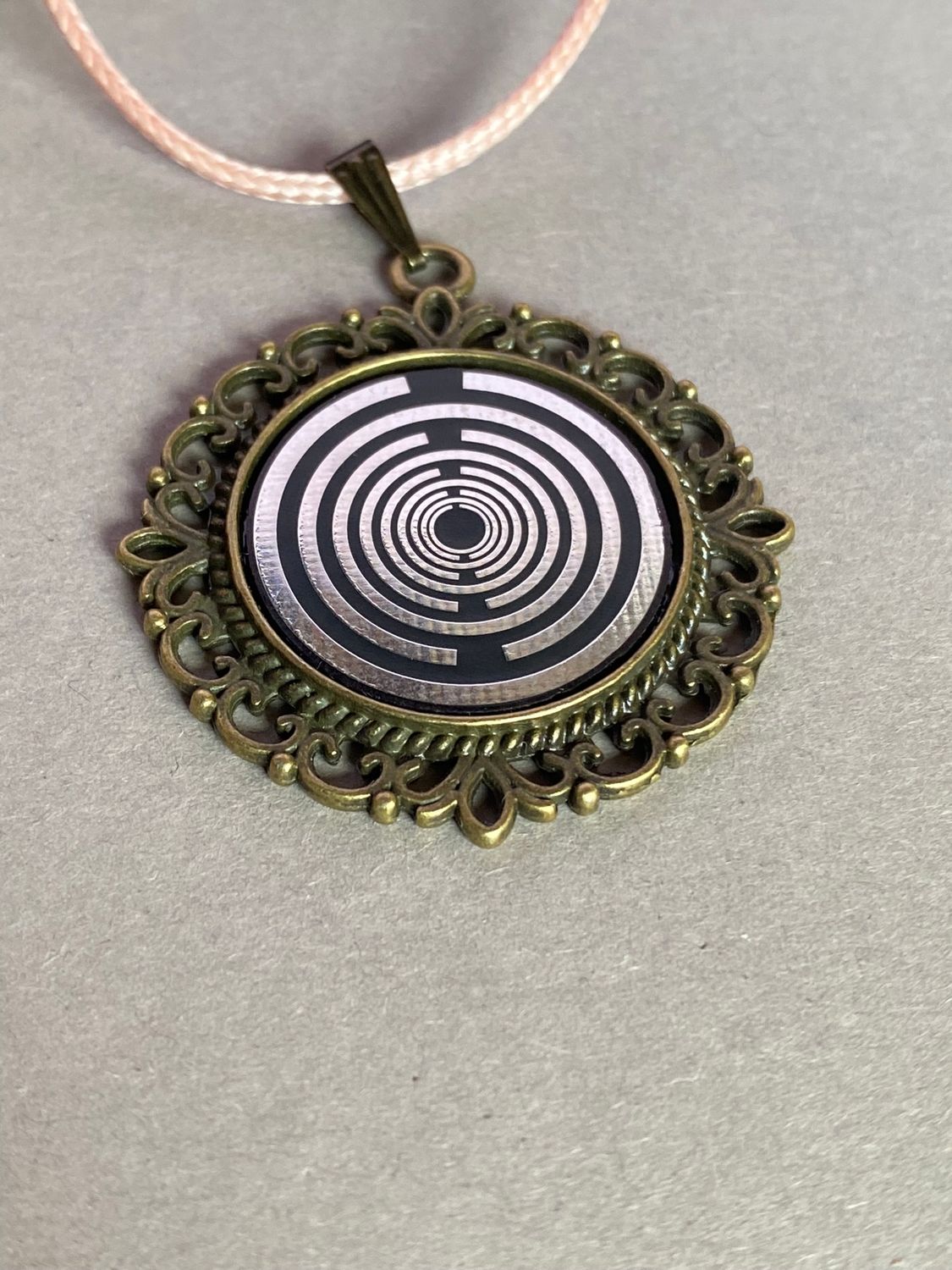 Amulett – bronzefarben, Lakhovsky MWOn Symbol, Disc in schwarz 25 mm, zinnlegiert, kupferunterlegt – Produktansicht 1