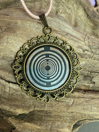 Amulett – bronzefarben, Lakhovsky MWOn Symbol, Disc in schwarz 25 mm, zinnlegiert, kupferunterlegt – Produktansicht 1