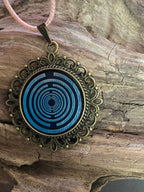 Amulett – bronzefarben, Lakhovsky MWOn Symbol, Disc in schwarz 25 mm, zinnlegiert, kupferunterlegt – Produktansicht 1