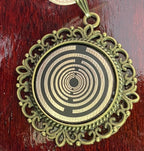 Amulett – bronzefarben, Lakhovsky MWOn Symbol, Disc in schwarz 25 mm, zinnlegiert, kupferunterlegt – Produktansicht 1