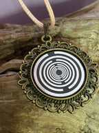 Amulett – bronzefarben, Lakhovsky MWOn Symbol, Disc in schwarz 25 mm, zinnlegiert, kupferunterlegt – Produktansicht 1