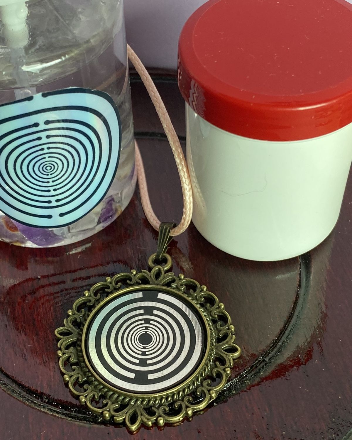 Amulett – bronzefarben, Lakhovsky MWOn Symbol, Disc in schwarz 25 mm, zinnlegiert, kupferunterlegt – Produktansicht 1